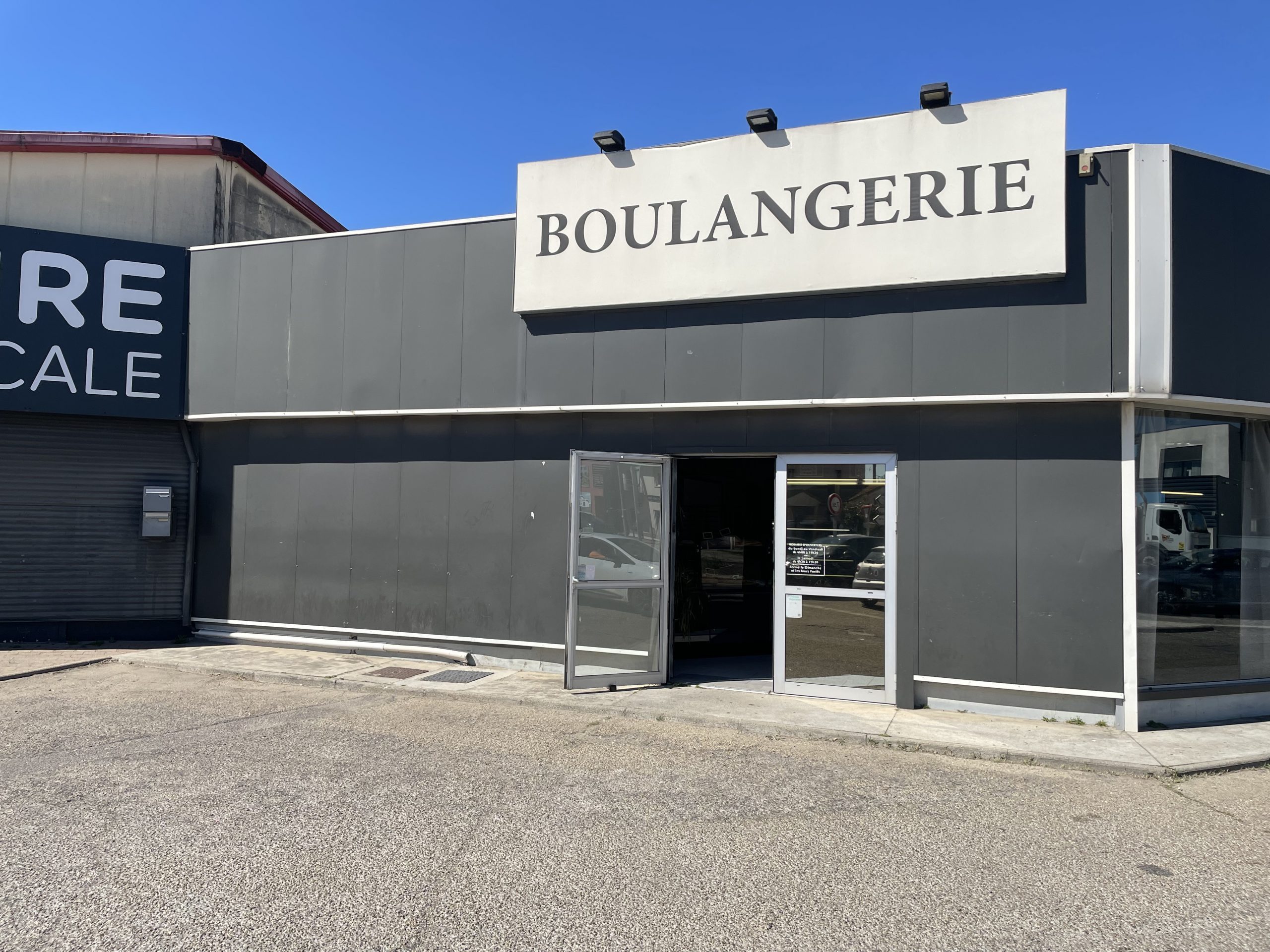 Grande enseigne en toile tendue installée sur une boulangerie