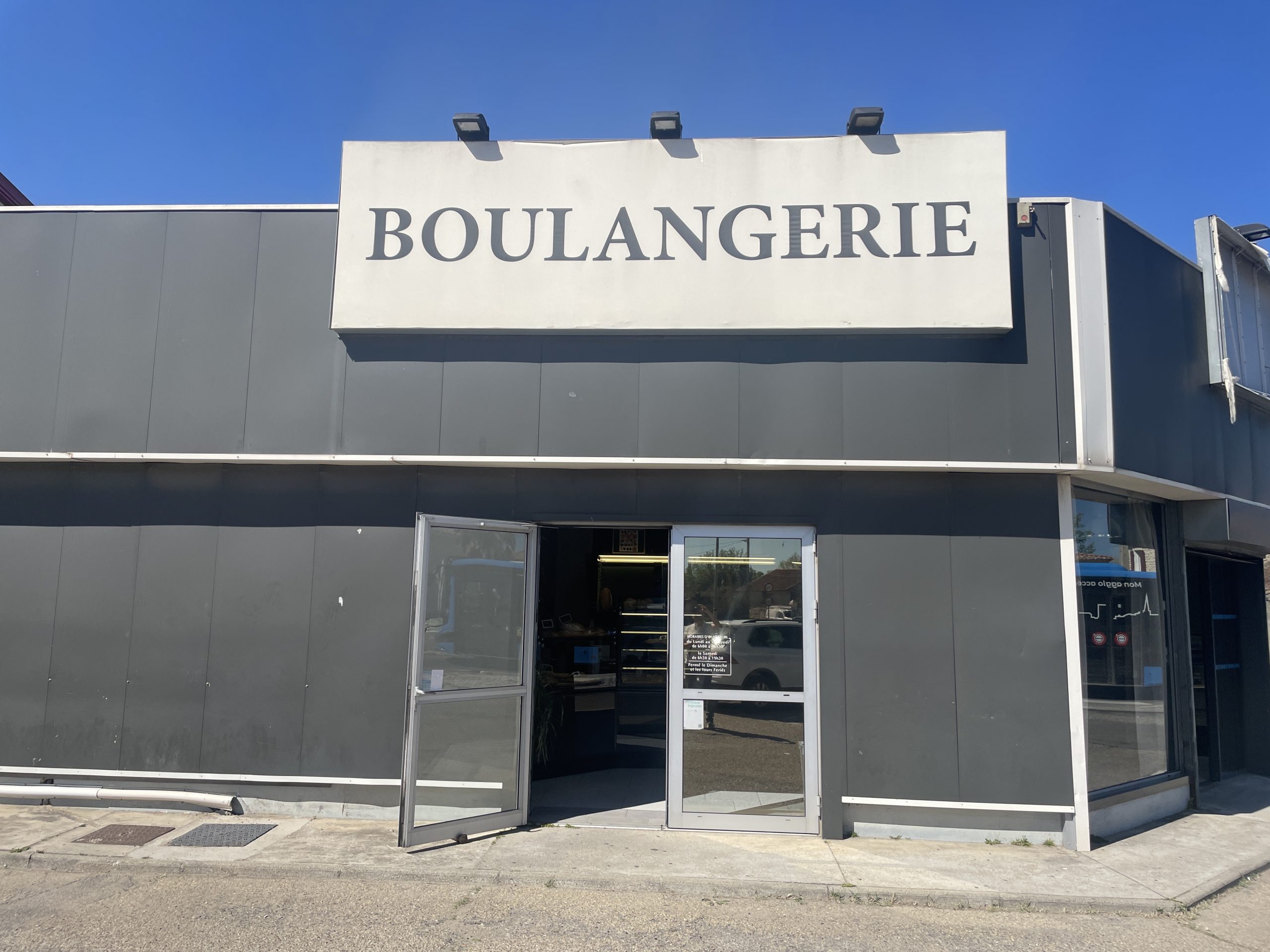 Enseigne grand format réalisée en toile tendue