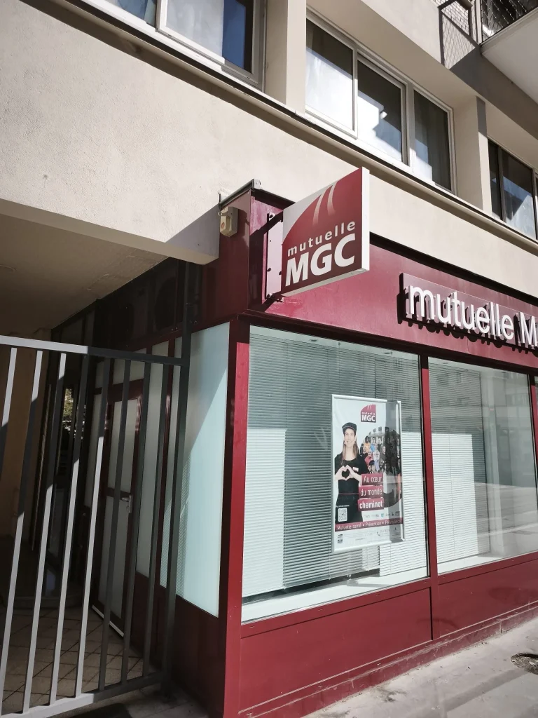 Vitrine d'angle avec enseigne drapeau rouge MGC