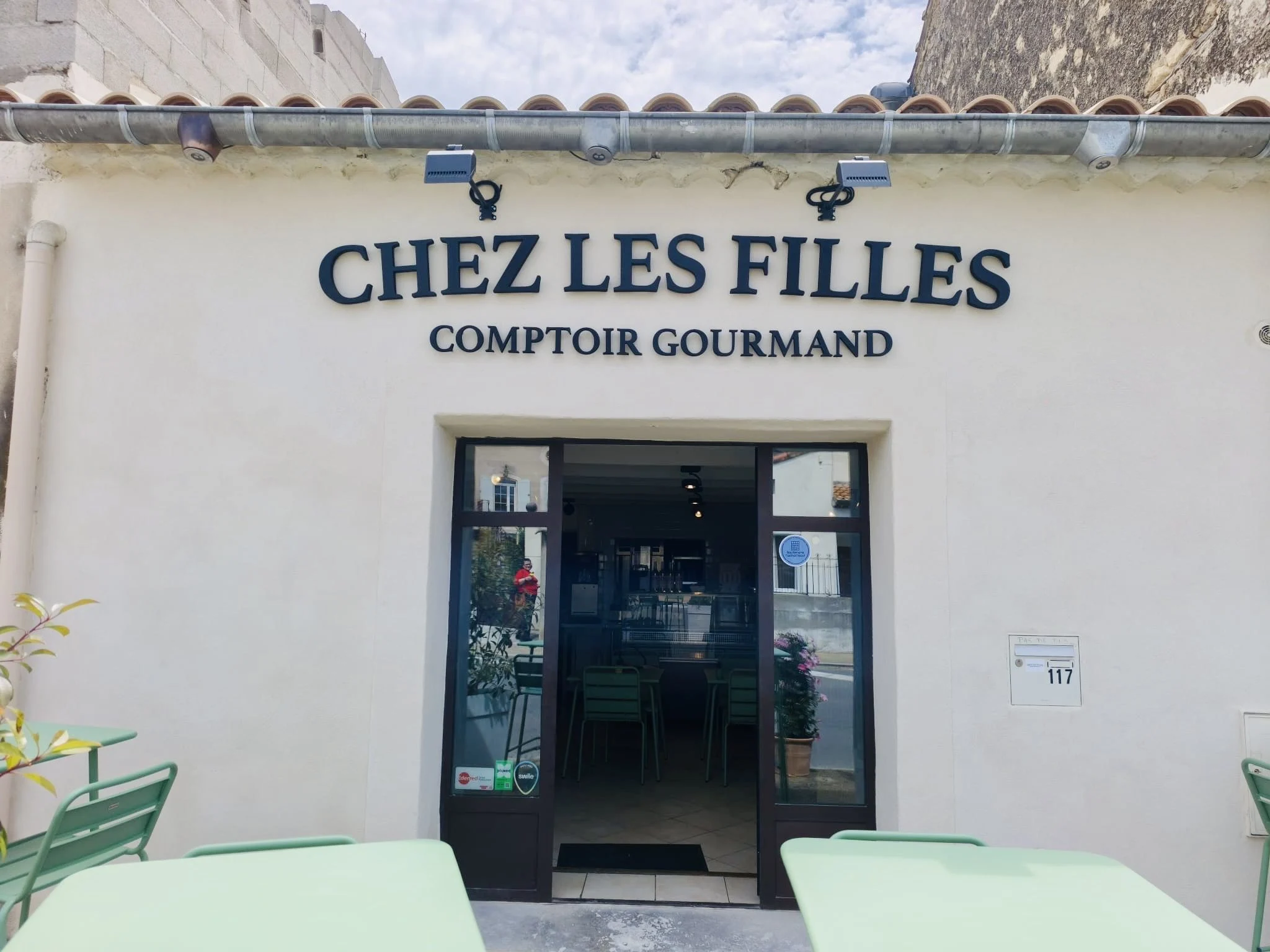 Façade de Chez les Filles, comptoir gourmand, avec enseigne en lettres PVC