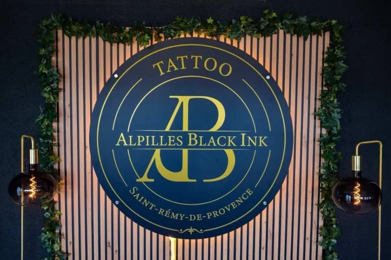 Enseigne ronde Alpilles Black Ink, salon de tatouage de Saint-Rémy-de-Provence