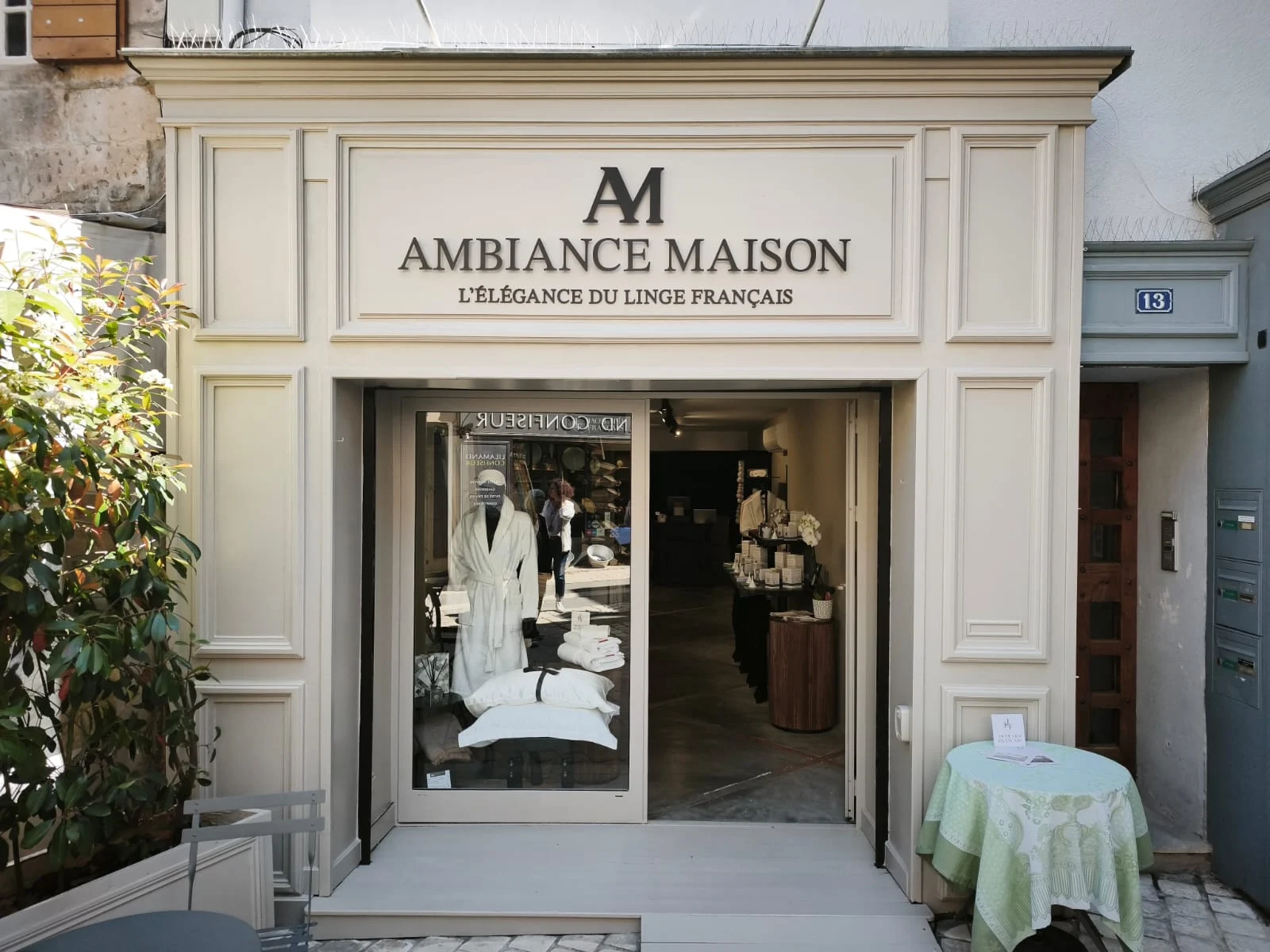 Façade de la boutique Ambiance Maison avec enseigne en lettres relief