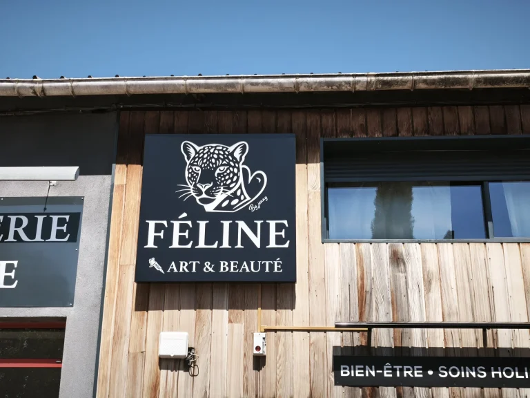Enseigne caisson Féline Art & Beauté et bandeau sur façade bois