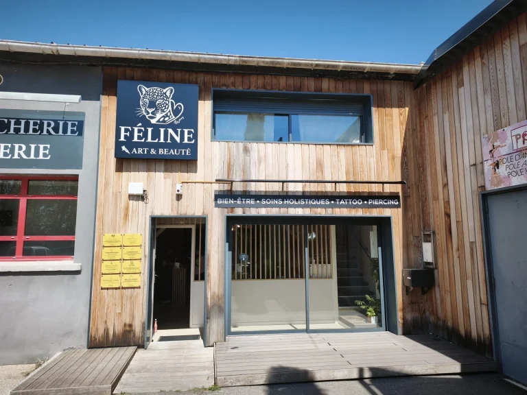 Façade en bardage bois de l'institut Féline Art & Beauté avec enseigne