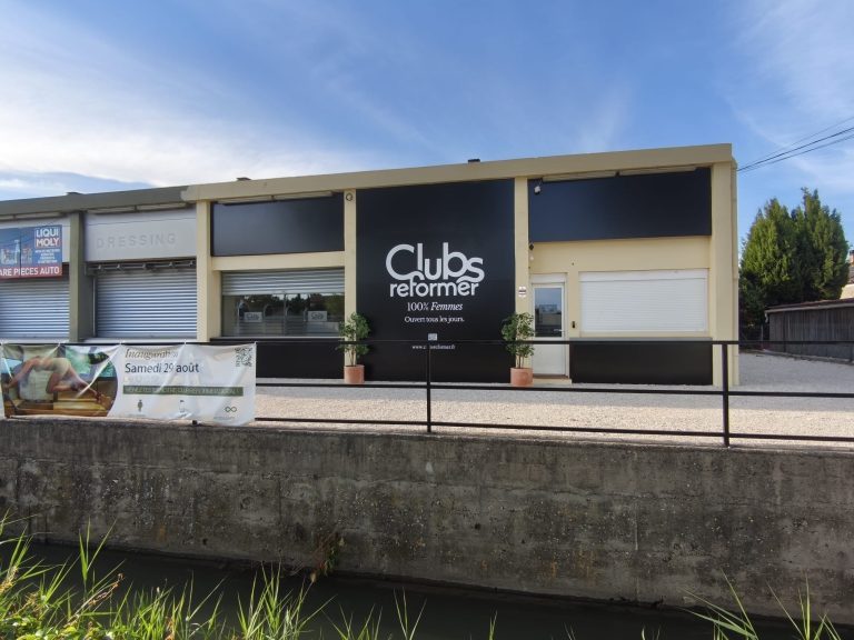 Vue d'ensemble de la façade Clubs Reformer après pose de l'enseigne