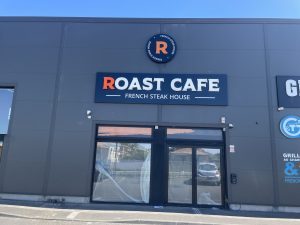 Façade commerciale Roast café à Avignon avec enseigne 'Roast Cafe' sur tablette au-dessus de la vitrine