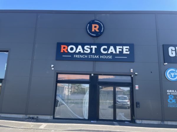 Façade commerciale Roast café à Avignon avec enseigne 'Roast Cafe' sur tablette au-dessus de la vitrine