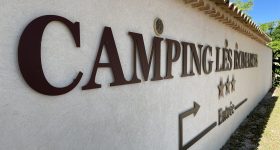 Enseigne lettres découpées camping