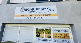 Façade Oscar Permis avec panneau d’auto-école et adhésifs sur les fenêtres
