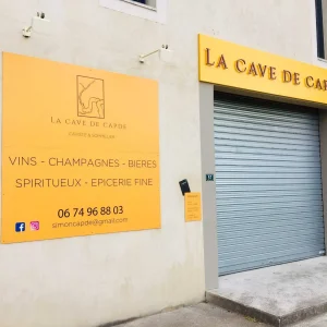 Panneau enseigne avignon lettres decoupees horaires panneau alu présenté sur cette photographie